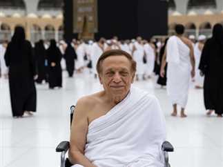 الزعيم عادل إمام يؤدي مناسك العمرة..على كرسي متحرك 4 2778071 0