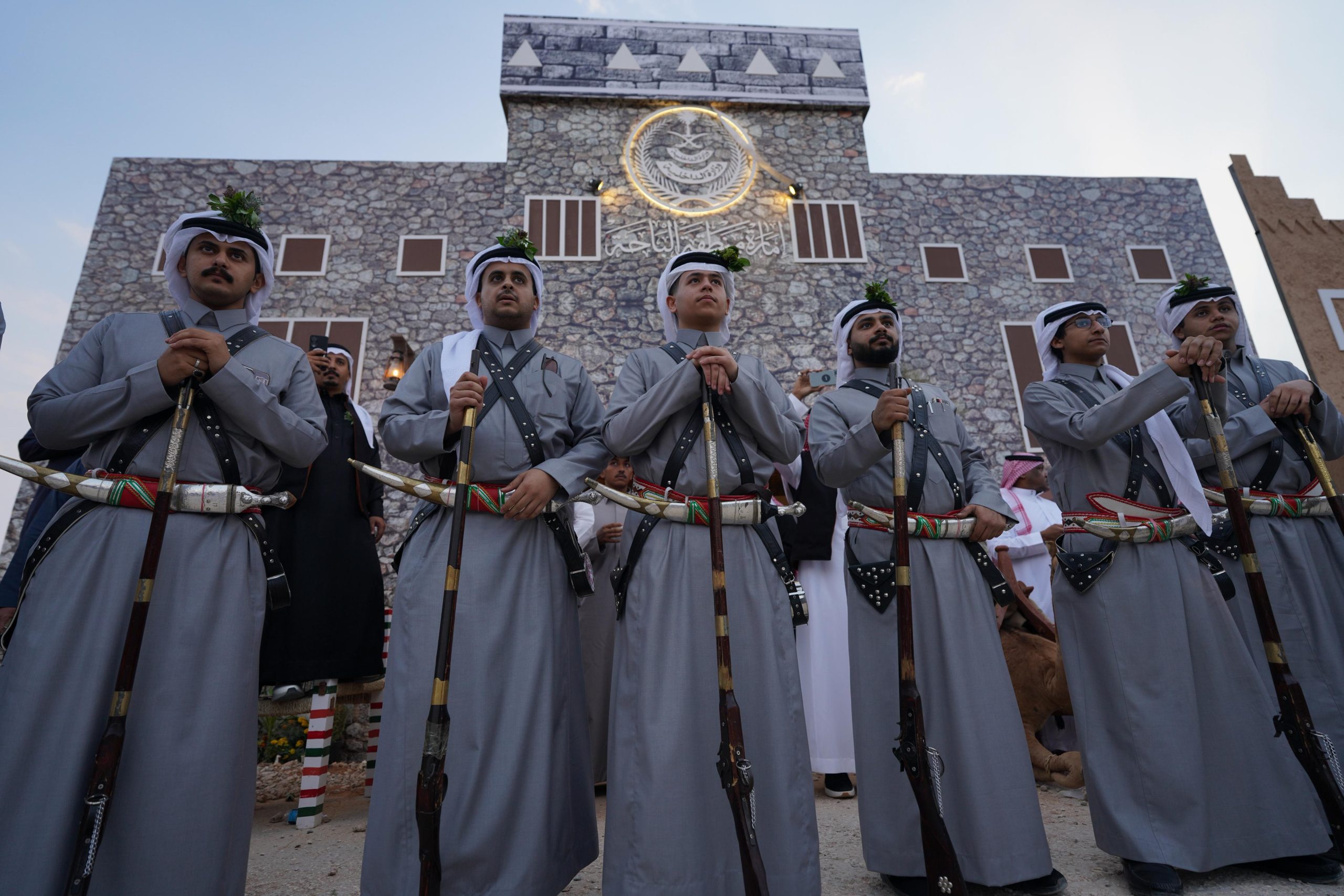 *الفنون الشعبية والعرضة تزيّن مشاركة إمارة الباحة في مهرجان الملك عبدالعزيز للإبل* 4 IMG 20251213 WA0254 scaled